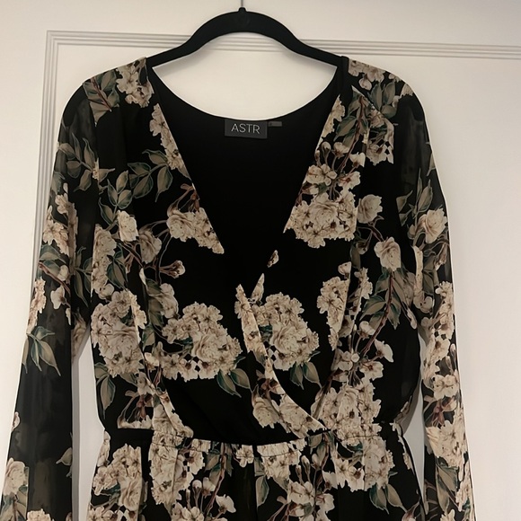 ASTR Women’s Black & Floral Long Sleeve Romper - Picture 2 of 3